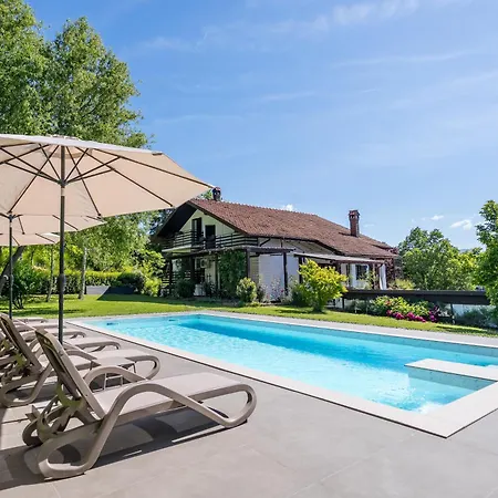 Βίλα Bella, With Heated Pool Cerovlje
