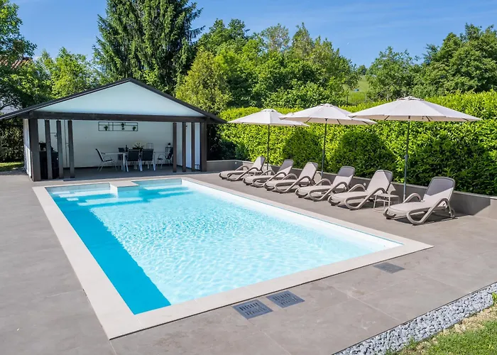 Bella, With Heated Pool Βίλα Cerovlje