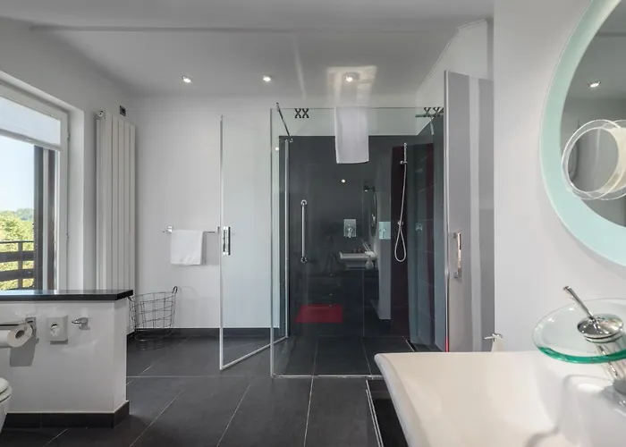 Bella, With Heated Pool Vila *